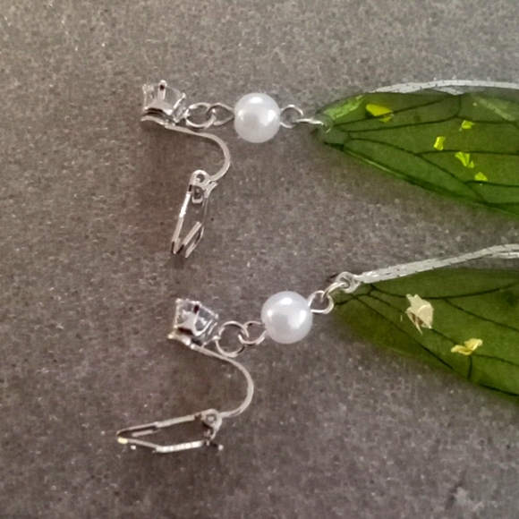 Elegant Green Leaf Earrings - Picture 6 of 7
